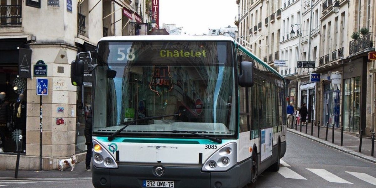 Čovek oteo gradski autobus pa ga vozio pola sata po gradu - Policija reagovala hitno!