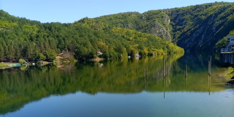 Kakva scena na jezeru: Kralj visina dotakao dno