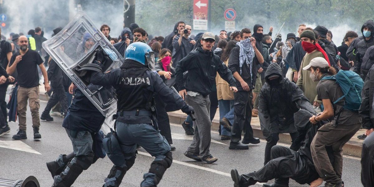 (FOTO/VIDEO) Jezivo nasilje na ulicama Milana: Krv, suze i krici - Demonstranti napadaju policiju - Hitno se oglasila se Meloni!