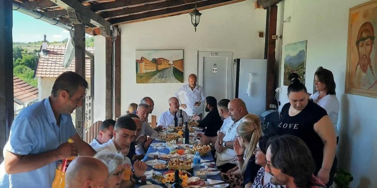 Meštani su pomogli da se ovaj čin proslavi po srpskim običajima 