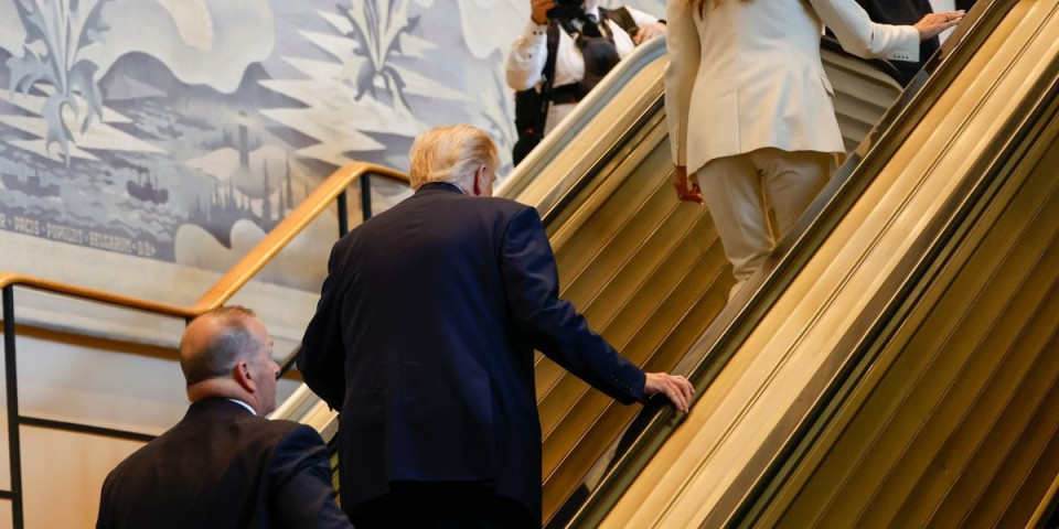 (VIDEO) Drama u Njujorku: Tramp u neverici, šta su mu ovo uradili - sabotaža ili slučajnost?