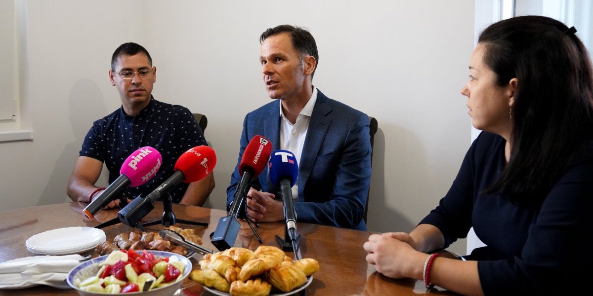 Ministar finansija Siniša Mali u poreti porodici Vasić