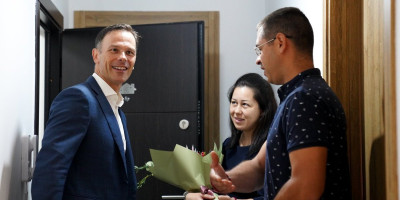 Prvi potpredsednik vlade i ministar finansija Siniša Mali posetio je danas porodicu Vesić, čija je prva nekretnina kupljena pomoću stambenog kredita za mlade.
