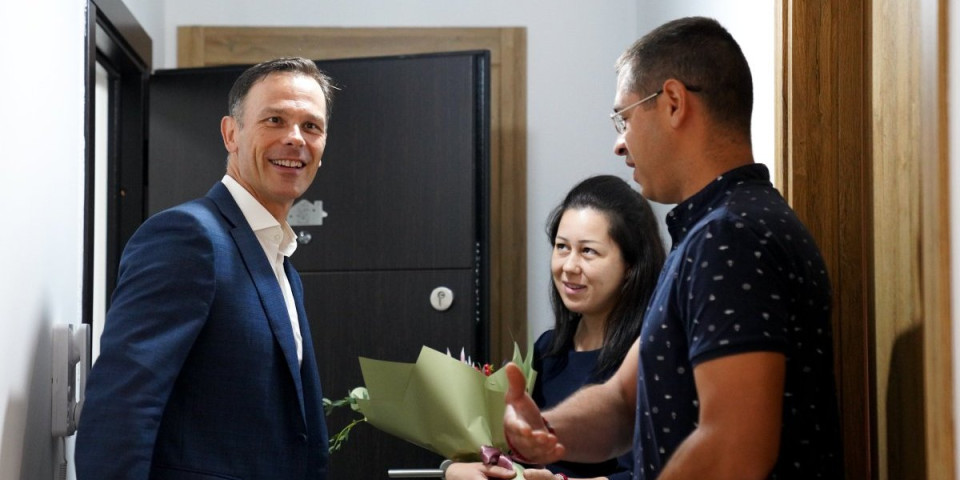 Vesići podigli stambeni kredit za mlade: Siniša Mali ih posetio u novom domu (FOTO/VIDEO)