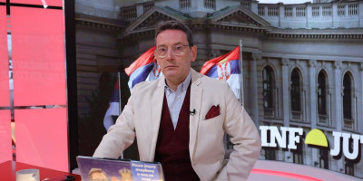 Poslanik Srpske napredne stranke Nebojša Bakarec reagovao je na izjavu lidera stranke Srbija centar Zdravka Ponoša o gostovanju predsednika Srbije Aleksandra Vučića u "Hit tvitu".