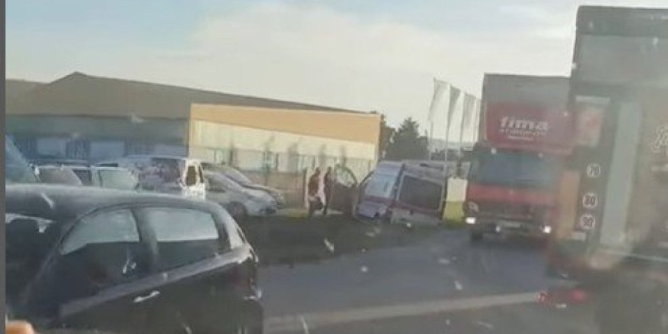 Vozilo hitne pomoći u kanalu: Četiri osobe teško povređene u sudaru u Valjevu