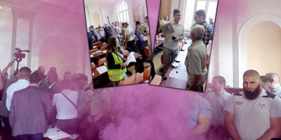 Prava drama zavladala je u Skupštini grada Zaječara kada su predstavnici blokaderske opozicije u salu gde su sedeli odbornici bacili dimnu bombu, a potom zasuli predstavnike Srpske napredne stranke (SNS) biber sprejem.