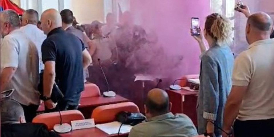 Pravo lice blokadera: Ovako izgleda demolirana sala Skupštine Zaječara (VIDEO)