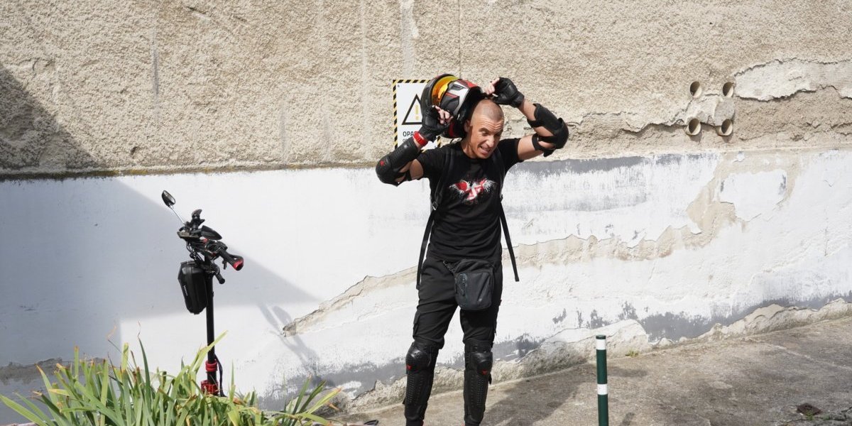 Milan Mitrović vozi trotinet