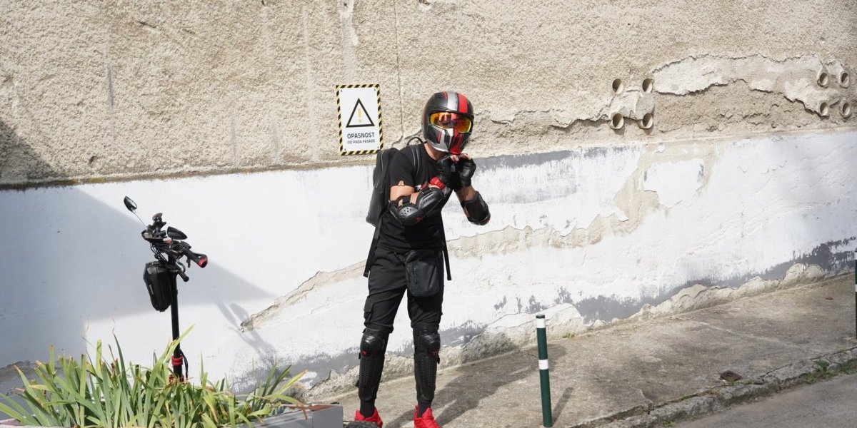 Milan Mitrović vozi trotinet