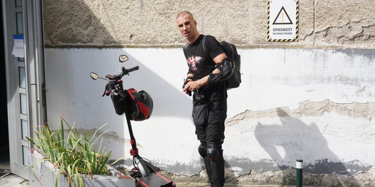 Milan Mitrović vozi trotinet