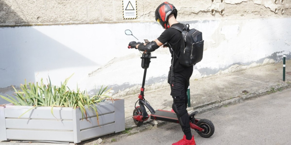 Neće više da baca pare na gorivo: Pevač motor zamenio trotinetom