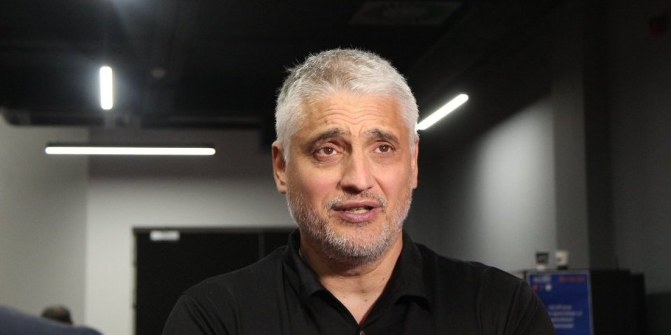 Čeda Jovanović mazi mačora: Političar u raju (FOTO)