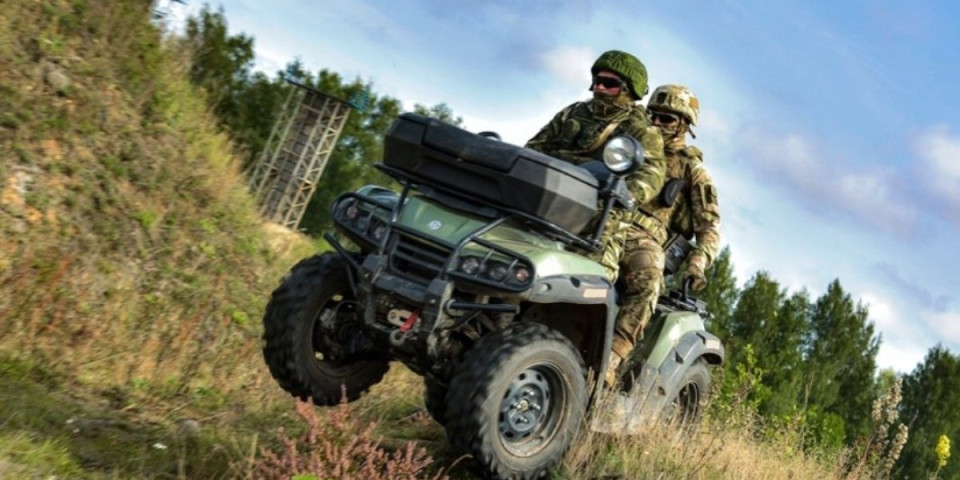 (VIDEO) Grmi disko haus! Rusi stali da odmore od eksplozija i pucnja, pa zaplesali uz ovaj hit - Trese Satisfekšn, gledajte te pokrete!