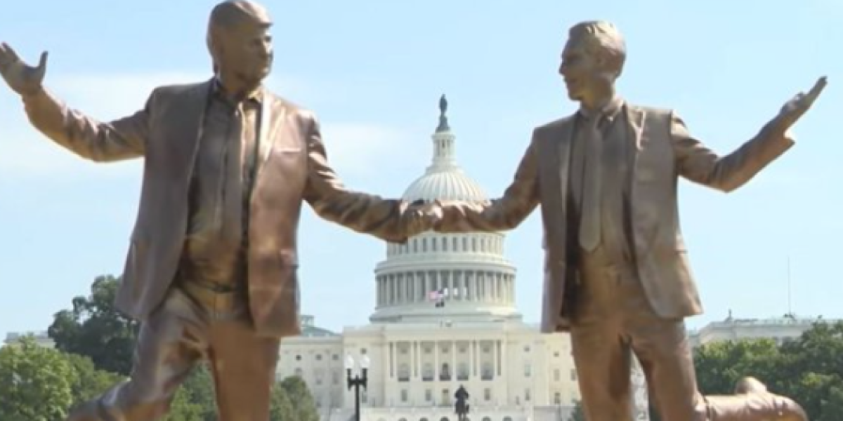 Skandalozno: Šta to rade Tramp i Epstin usred Vašingtona? Policija odmah reagovala (FOTO/VIDEO)