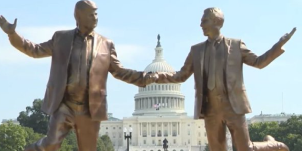 Skandalozno: Šta to rade Tramp i Epstin usred Vašingtona? Policija odmah reagovala (FOTO/VIDEO)