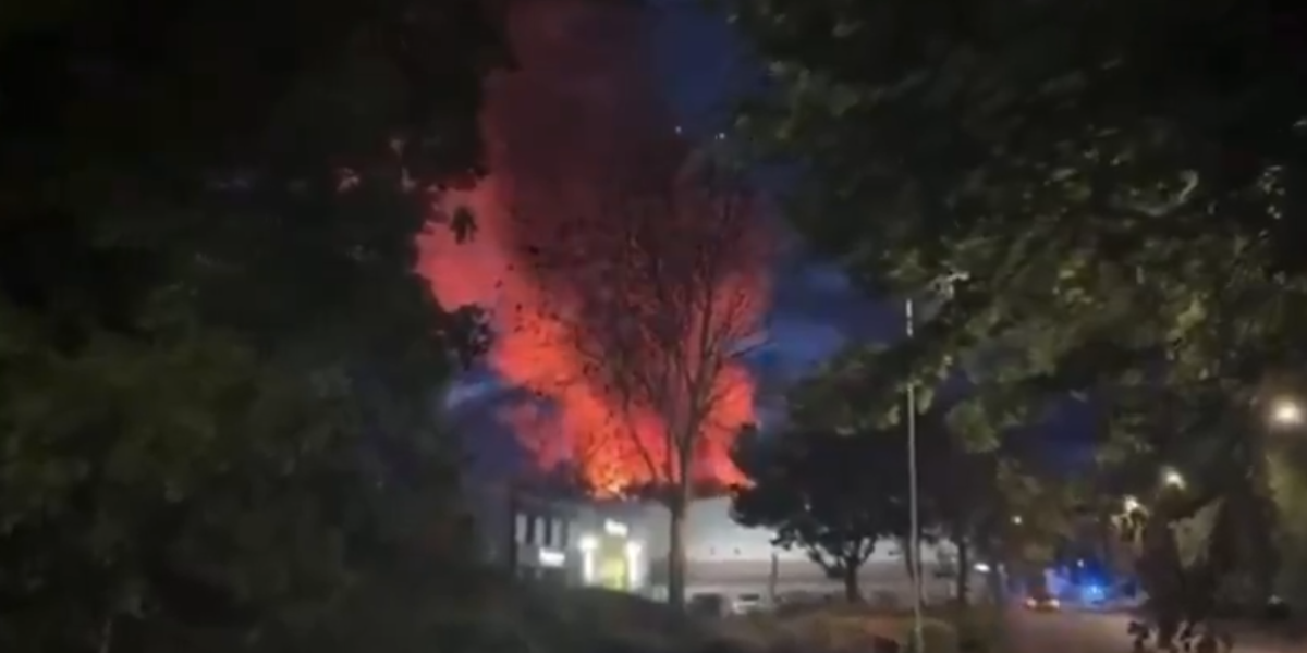 (VIDEO) Pakao u Britaniji: Razoreno veliko skladište, jeziva eksplozija zatresla grad - stižu prvi snimci sa lica mesta