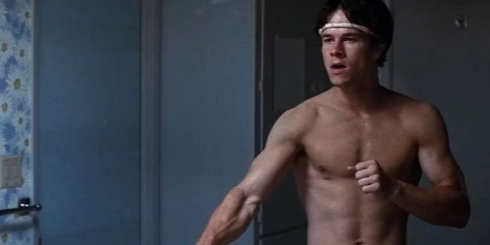 Glumcu napravili veštački penis od 40 cm, on ga poneo kući kao suvenir (FOTO)