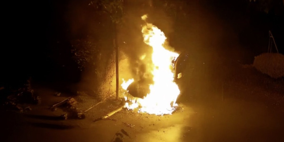 Zapaljen auto u Valjevu: Plamen ''progutao'' vozilo (VIDEO)