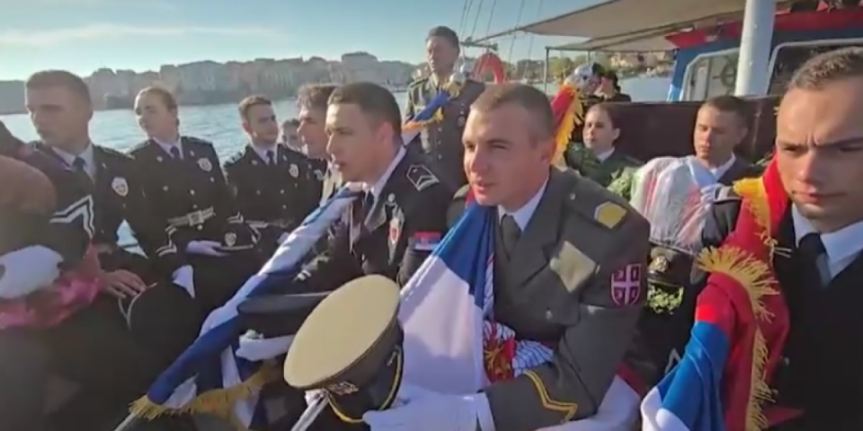 Da se naježiš: Vojnici zapevali "Tamo daleko" na Plavoj grobnici - Macut i Gašić položili vence (VIDEO)