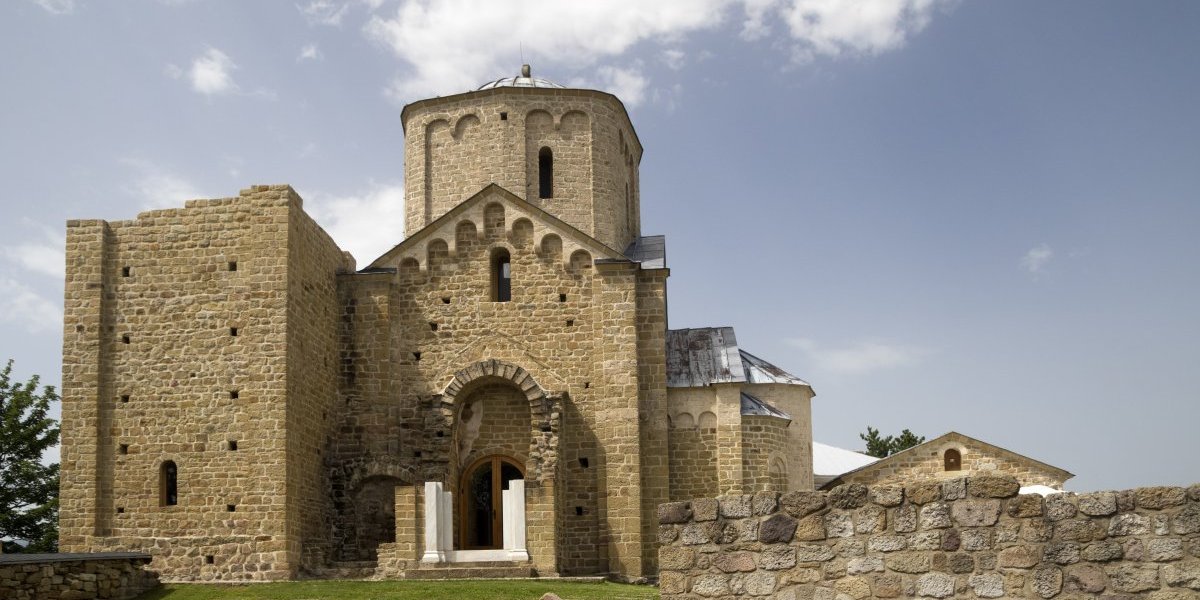 Policija upala u manastir: Tražili spomenik, ali ga nisu našli