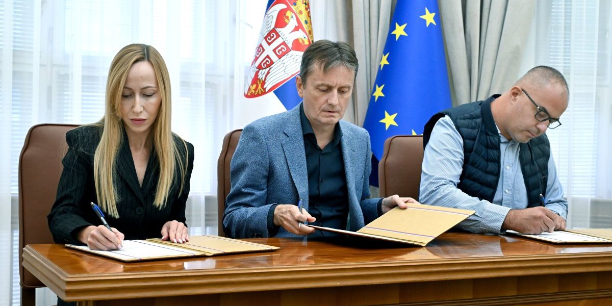 Ministar za javna ulaganja Darko Glišić, gradonačelnica Vršca Dragana Mitrović i predstavnik izvođača radova Ilija Kalaba potpisali su ugovor o izvođenju građevinskih radova na rekonstrukciji i izgradnji vodovodne mreže na teritoriji grada Vršca.