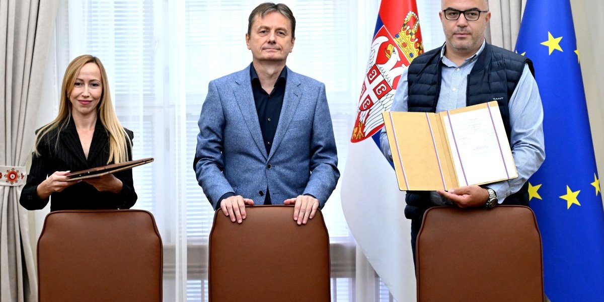 Ministar za javna ulaganja Darko Glišić, gradonačelnica Vršca Dragana Mitrović i predstavnik izvođača radova Ilija Kalaba potpisali su ugovor o izvođenju građevinskih radova na rekonstrukciji i izgradnji vodovodne mreže na teritoriji grada Vršca.