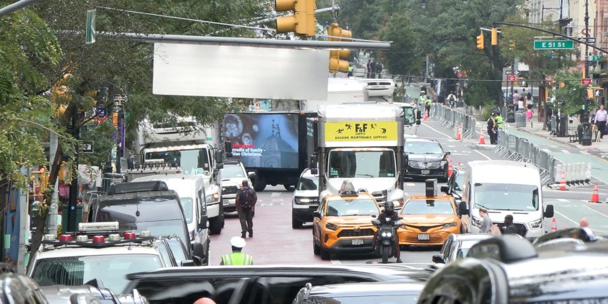 Na ulicama Njuorka idu kamioni sa bilboridma o teškom životu Srba na Kosmetu.