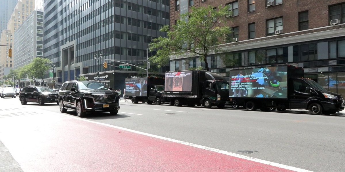 Na ulicama Njuorka idu kamioni sa bilboridma o teškom životu Srba na Kosmetu.