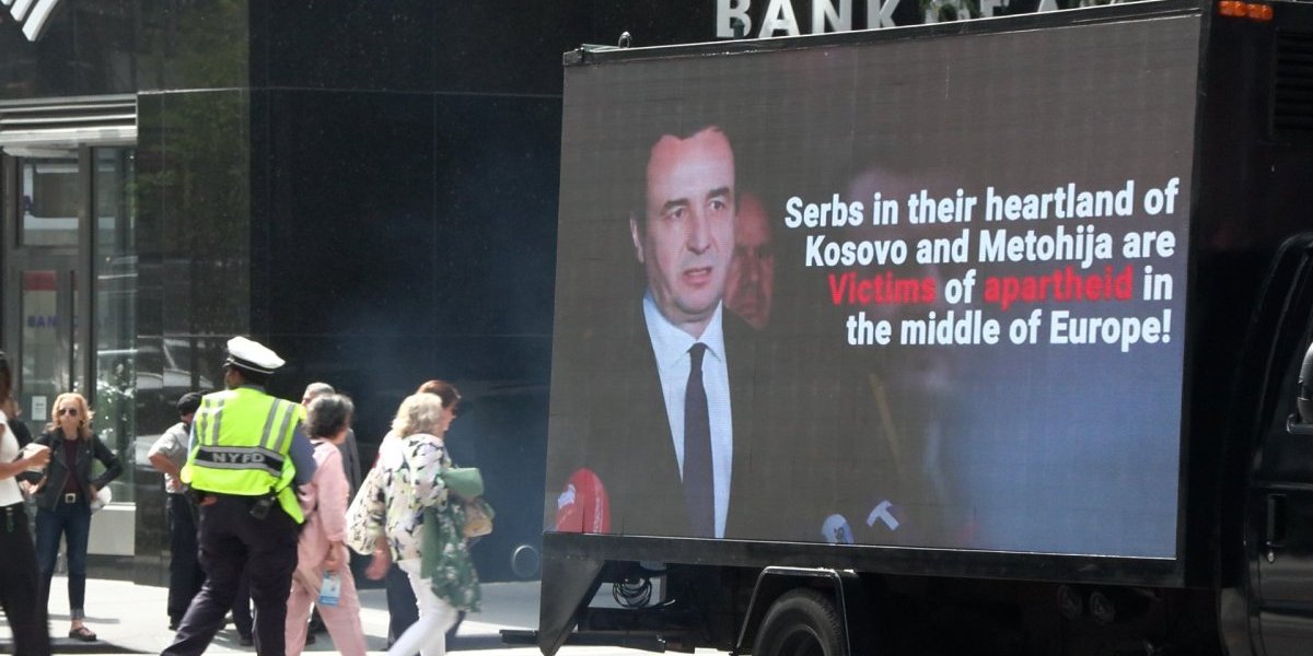 Na ulicama Njuorka idu kamioni sa bilboridma o teškom životu Srba na Kosmetu.