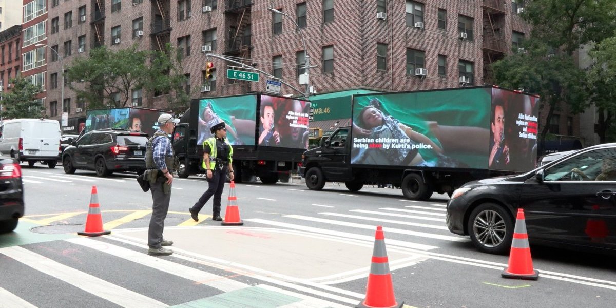 Na ulicama Njuorka idu kamioni sa bilboridma o teškom životu Srba na Kosmetu.