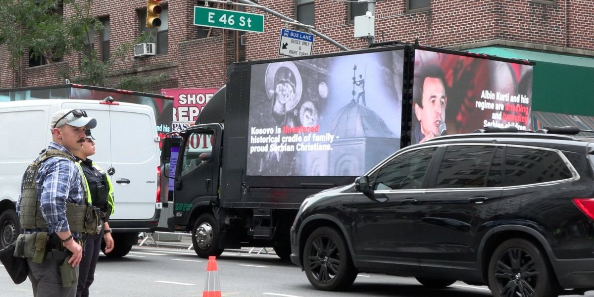 Na ulicama Njuorka idu kamioni sa bilboridma o teškom životu Srba na Kosmetu.