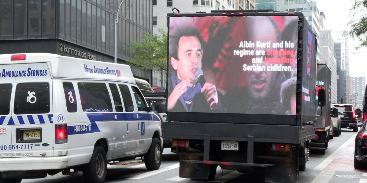 Na ulicama Njuorka idu kamioni sa bilboridma o teškom životu Srba na Kosmetu.