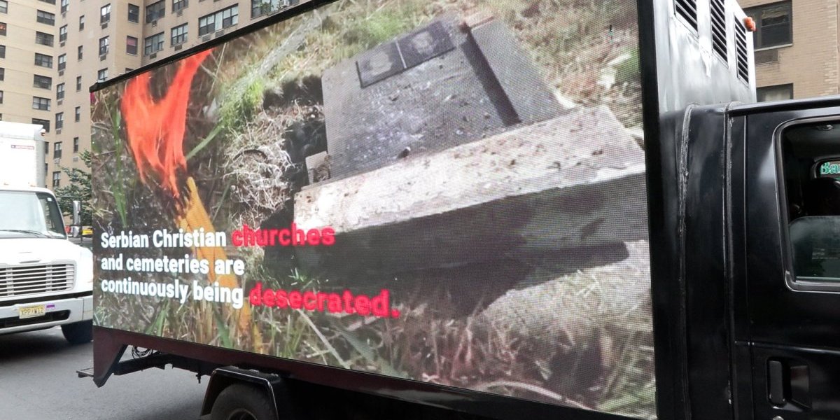 Na ulicama Njuorka idu kamioni sa bilboridma o teškom životu Srba na Kosmetu.