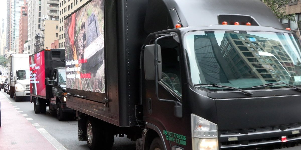 Na ulicama Njuorka idu kamioni sa bilboridma o teškom životu Srba na Kosmetu.