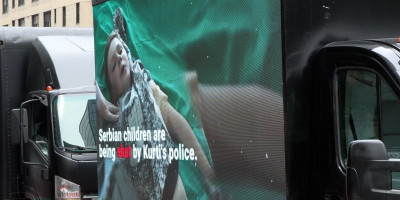 Kao i prošle godine, tokom zasedanja Generalne skupštine Ujedinjenih nacija, i ovih dana na ulicama Njujorka, oko sedišta svetske organizacije kruže tri kamiona sa bilbordima kojima srpska dijaspora u SAD želi da skrene pažnju na tešku situaciju u kojoj žive Srbi na Kosovu i Metohiji.