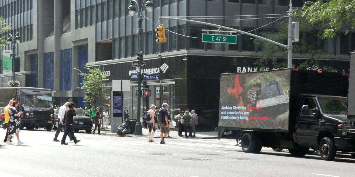 Na ulicama Njuorka idu kamioni sa bilboridma o teškom životu Srba na Kosmetu.