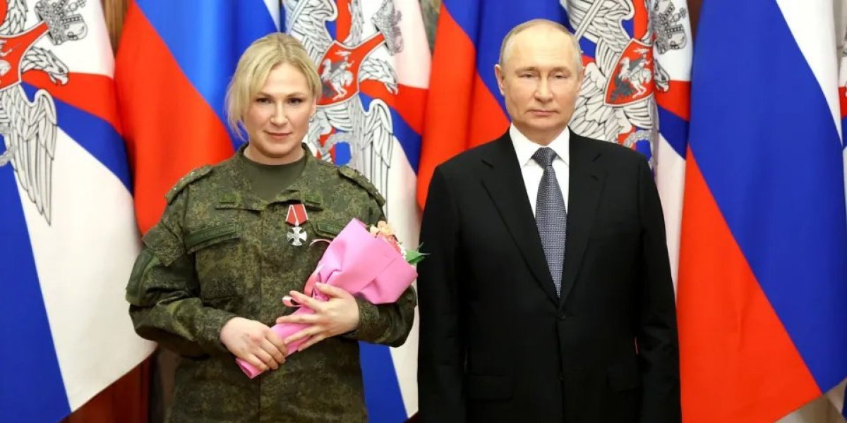 Ko je misteriozna plavuša koja stoji uz Putina? Svi su primetili nešto čudno, a jedan detalj je posebno skrenuo pažnju... (FOTO)