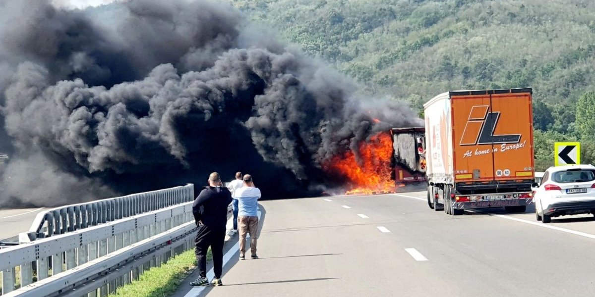 Od dima se ne vidi "prst pred okom": Zapalio se kamion na auto-putu (VIDEO)