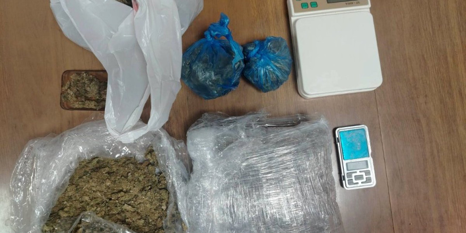 Pali mladi dileri: Kod njih pronađeno više kilograma narkotika (FOTO)