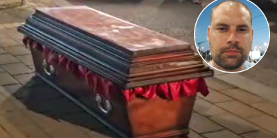 Blokader koji je početkom ove nedelje kroz Ulicu Vojvode Stepe na beogradskoj opštini Voždovac nosio mrtvački kovčeg namenjen njegovim političkim neistomišljenicima je Nemanja Bjelović.