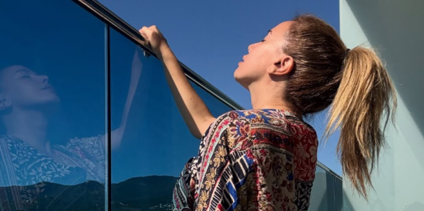 (FOTO) Ispod šorca zinula guza - Pevačica provocira pozom