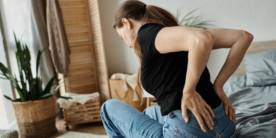 Zbog ovoga vas boli kičma i vrat: Svakodnevna navika ugrožava decu i mlade