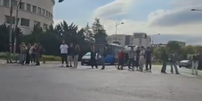 Skupina blokadera opet maltretira građane, a ovog puta to čine u Novom Sadu - gde je nekoliko desetina njih odlučilo da svojim stajanjem na raskrsnici blokira njen tok.