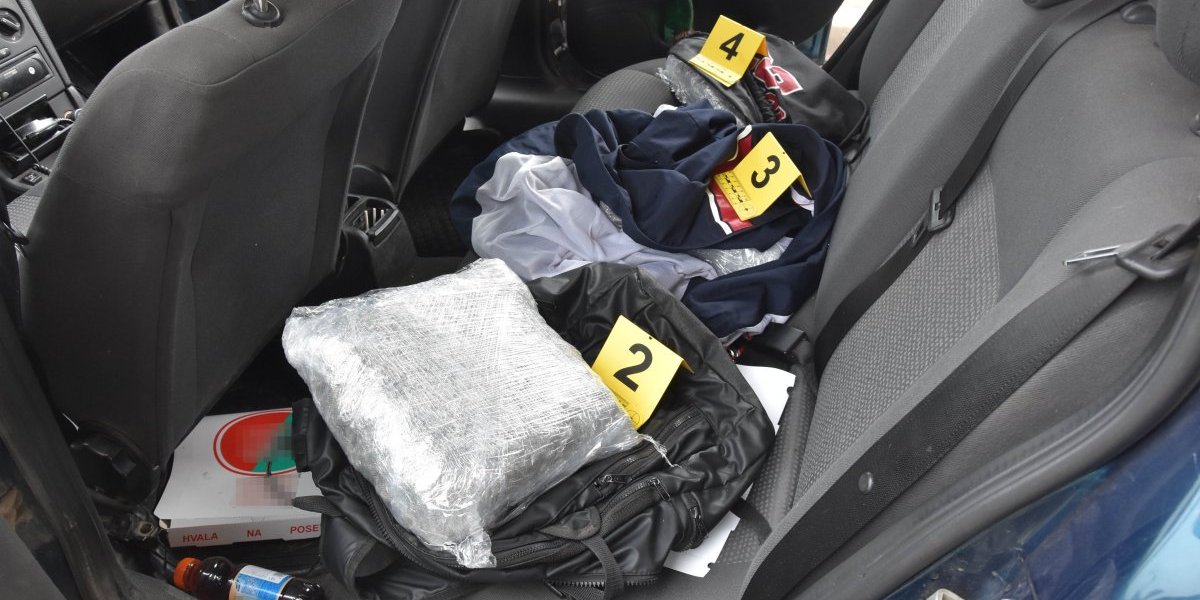 Uhapšeni dileri u Subotici: U automobilu pronađena veća količina marihuane (FOTO)