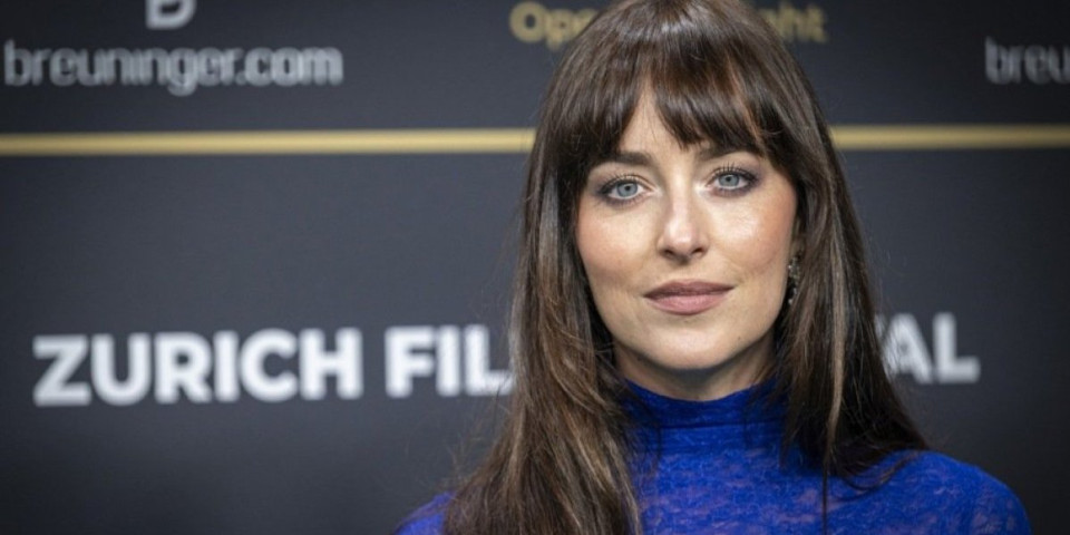 Oble grudi u prvom planu: Dakota Džonson u goloj haljini napravila haos na crvenom tepihu (FOTO)