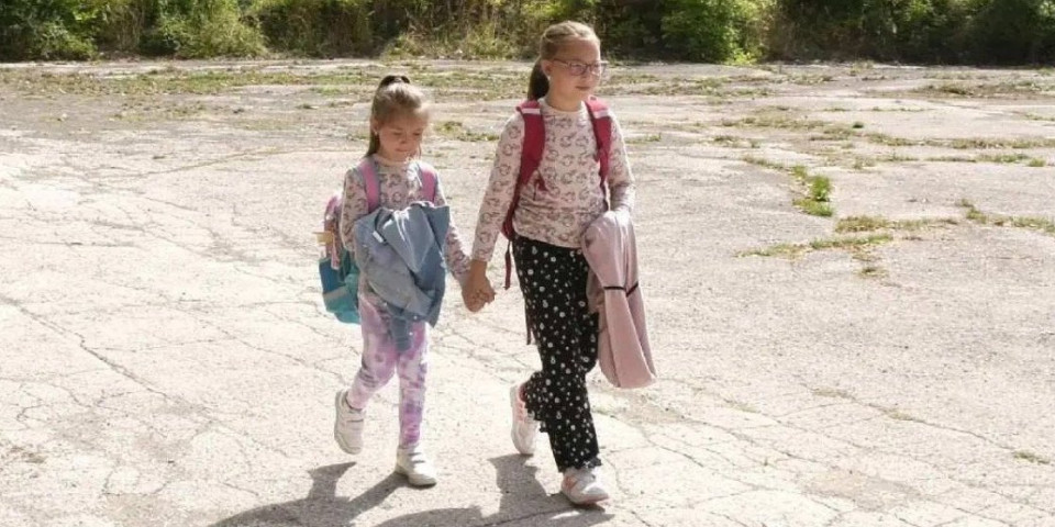 Oživela škola "Đaci pešaci": Sestrice Una i Iva nastavu pohađaju na neuobičajenom mestu