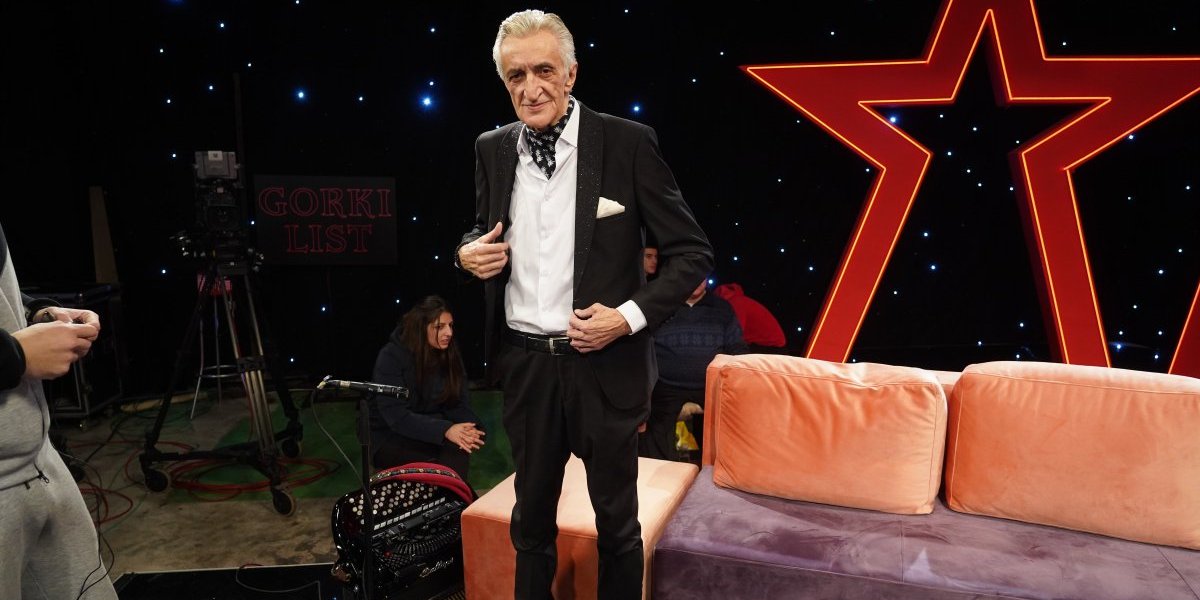 Venčao pola estrade: Muzičar ima čak 19 kumstava, ne može sve ni da nabroji