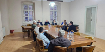 Ministar informisanja i telekomunikacija prof. dr Boris Bratina i ministar za ljudska i manjinska prava i društveni dijalog, Demo Beriša, članovi inicijativnog odbora Pokreta za narod i državu, večeras su u Somboru održali sastanak sa gradskim inicijativnim odborom.