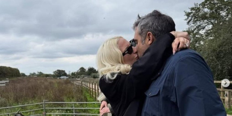 Ljube se, a koza ih gleda i ne veruje: Hit fotografija slavne pevačice sa verenikom zapalila mreže